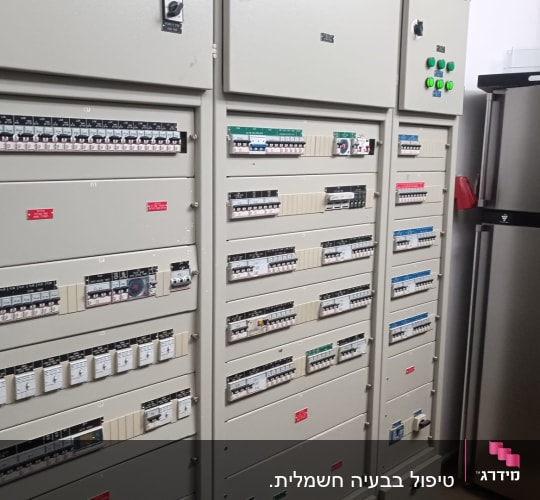לוח חשמל עם מתגים וחיווט בחדר